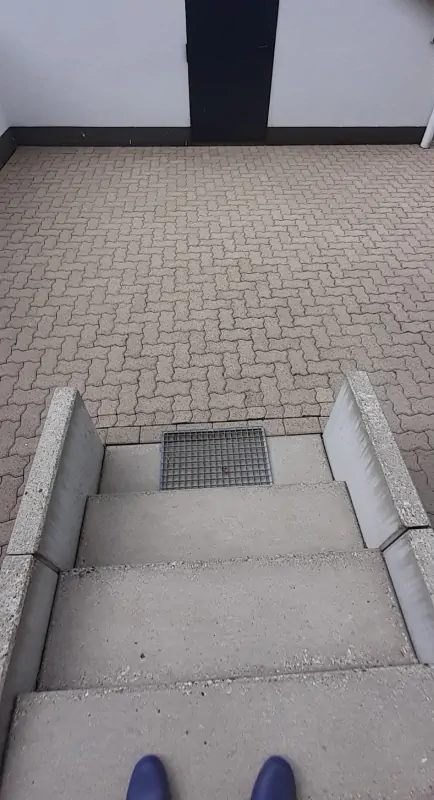 Steinreinigung Altwarmbüchen durch Steinbotschafter: Das Bild zeigt das saubere Ergebnis der Steinreinigung an einem Hauseingang in der Region Hannover